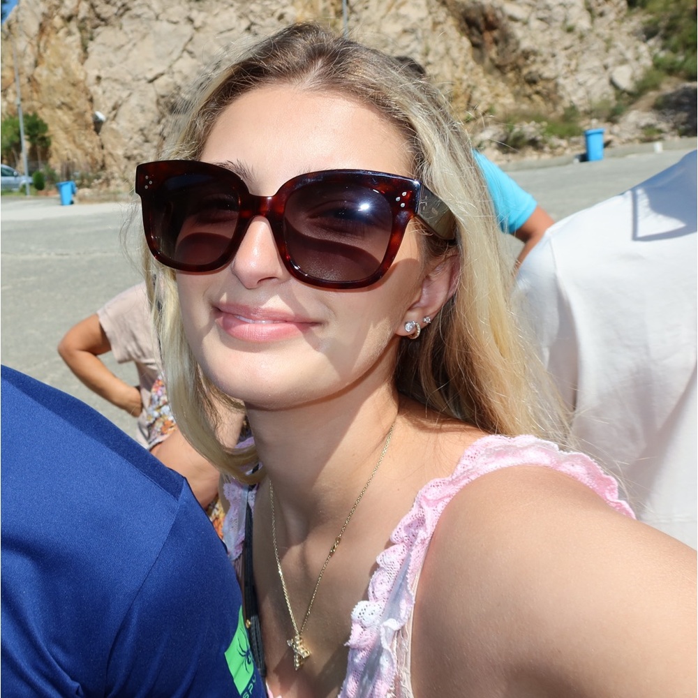 Meet your Posher, Julia